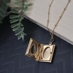 Photo locket necklace Golden Locket, Book Locket Necklace, Locket Jewelry, Necklace Photo, Necklace Locket, Gold Locket Necklace, Book Locket, Jewelry Lockets, Photo Holder