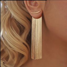 Get ready for summer vibes with our shiny Gold Tassel Earrings! They're handmade with love and available in 18k Gold and in Silver. These earrings have long chains that swing gently, giving you that elegant look. Perfect for adding some flair to your outfit, whether you're chilling at the beach or hitting up a summer party. These earrings are the perfect accessory to make your style pop this season! DIMENSIONS: Length:  8cm  Width: 2.5cm 🎁Presentation Box includes 🎁 🚚Free Delivery worldwide🚚 Body Chains, Makijaż Smokey Eye, Tassel Fringe, Fringe Earrings, Pretty Jewellery, Ear Jewelry, Dandy, Fast Fashion, Tassel Earrings