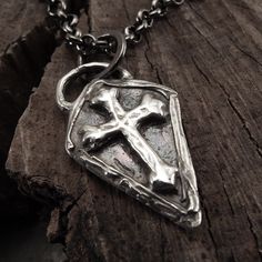 Ce collier pendentif Croix Bouclier Médiéval finement décoré est fait à la main en argent sterling 925 avec une patine artisanale pour un look antique.
Parfait pour tout féru d'histoire, il symbolise la protection, la force, la bravoure et l'honneur - idéal pour la personne qui défend ce qui est juste. Medieval Hand Forged Sterling Silver Jewelry, Medieval Engraved Cross Jewelry, Medieval Sterling Silver Jewelry In Antique Silver, Medieval Style Jewelry With Oxidized Finish As Gift, Medieval Style Oxidized Jewelry As Gift, Handmade Medieval Silver Necklaces, Rustic Sterling Silver Jewelry With Oxidized Finish, Rustic Oxidized Sterling Silver Jewelry, Unique Sterling Silver Jewelry With Antique Finish