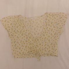 New And Never Worn Cropped Flower Top From Elodie! It Is In Excellent Condition And Cinched At The Bottom! Summer Daisy Print Top For Day Out, Cute Daisy Print Summer Tops, Casual Daisy Print Tops For Day Out, Casual Ditsy Floral Print Top For Summer, Cute Daisy Print Tops For Spring, Casual Yellow Tops With Floral Print, Yellow Floral Print Beach Top, Yellow Summer Tops With Floral Print, Yellow Floral Print Top For Summer