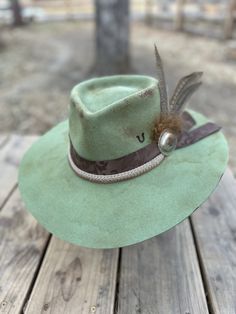 Green Short Brim Hat Bands For Rodeo, Green Hat Bands For Rodeo With Short Brim, Green Fedora Hat For Rodeo, Western Green Hat Bands For Kentucky Derby, Green Western Hat Bands For Kentucky Derby, Western Green Hat For Country Events, Green Western Style Hat Band For Festivals, Western Green Hat Band For Festivals, Western Hat With Short Brim And Patina