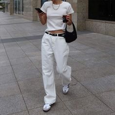 White Jeans Outfit Spring, Baggy Jeans For Women, Jeans Outfit Spring, White Pants Outfit, Samba Outfit, White Jeans Outfit, Jeans Claro, Outfit Jeans