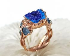 DETAILS  ★ US size: 7 3/4; ★ British: P 1/2; ★ Inside diameter: 17.97mm; ★ Inside circumference: 56.45mm; ★ Azurite crystal cluster ★ Special braided ring band ★ Electroformed and electroplated with copper ★ Naturally oxidized ★ Coated with protective lacquer to protect patina layer and to reduce chance of finger staining (green fingers) ★ What you see is what you get ★ International Shipping available worldwide! ★ Gift ready packaging Electroformed Jewelry is the combination of art and science. Unique Blue Crystal Promise Ring, Unique Blue Crystal Ring For Anniversary, Blue Sapphire Unique Promise Ring, Unique Blue Sapphire Promise Ring, Unique Blue Crystal Round Ring, Unique Blue Sapphire Gemstone Ring, Unique Blue Crystal Wedding Ring, Unique Blue Birthstone Rings, Handmade Aquamarine Blue Rings