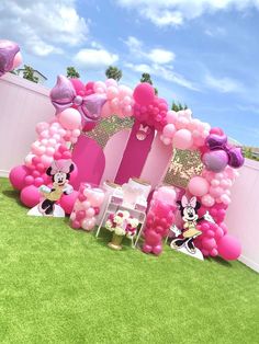 minnie mouse balloon arch for a birthday party