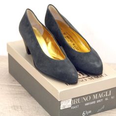 * Brand New In Bruno Magli Box * Bruno Magli Genuine Soft Calfskin Suede Neiman Marcus - 0657- Women's Pump Size 6.5 Narrow Color Grey Orig $425 Bruni Magli Italian Shoes (Brand New) Cedar Shoe Trees (Brass Knobs New) Flannel Shoe Bags (Allen Edmonds New) Shoehorn (Made Usa New) Shoebox (Bruno Magli New) Since These Are Brand New, We Have Not Done Any Prep, You May Request At No Charge Any Or All Our Careful Steps Classic Suede Court Shoes For Formal Occasions, Formal Court Shoes With Suede Lining And Round Toe, Teal Pumps, Italian Heels, Red Suede Heels, Vintage Pumps, Pointed Pumps, Bruno Magli, Bow Pumps