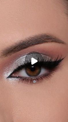 Makeup With Silver Dress, Makeup For Silver Outfit, Silver Dress Makeup Look, White Smokey Eye, Metallic Makeup Looks, Black And Silver Makeup, Lavender Eyeshadow, Glitter Eyeshadow Looks, Shine Eyeshadow