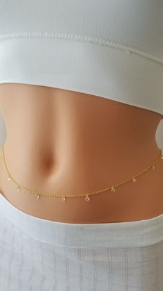 Delicate and simple belly chain featuring tiny little crystals which sparkle in sun like diamonds. ★Details: ~14 K gold plated chain with lobster clasp and 2 inches adjustment chain. ~The chain is soldered and snap and break prevented. ~Comes elegantly in a cute package, ready for gift giving. ★How to order: ~Please choose your waist size on top right of the page for perfect fit. ~Size: I need your exact waist size in inches. Simply measure your waist at the level where you want the belly chain Cheap Adjustable Silver Waist Chain, Belly Waist Chain, Waist Band Jewellery Indian, Cute Waist Chains, Hip Chain For Saree Simple, Simple Waist Chain, Diamond Waist Chain, Saree With Waist Chain, Dainty Waist Chain With Adjustable Chain