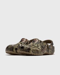 Classic Realtree Camo Crocs, Crocs Outfit, Small Bra, Pretty Shoes Sneakers, Crocs Classic Clogs, Sneaker Tee, Camouflage Print, Dream Shoes, Pretty Shoes