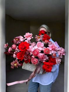 Hopelessly in Love - Flower arrangement in Bottega style basket - Maison la Fleur Cool Floral Arrangements, Dainty Flower Arrangements, Red Roses Flower Arrangement, Bottega Style, Flower Arranging Party, Elegant Flower Arrangements, French Florist, Huge Bouquet, Red Flower Arrangements