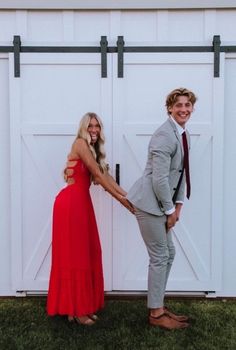 Couples Prom Outfits, Prom Picture Poses For Couples, Couple Prom Pictures, Hoco Poses, Couples Prom, Prom Photography Poses