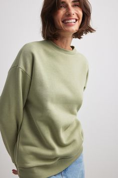 This sweatshirt features an oversized fit. It has a light material and a rounded neckline. This sweatshirt features long sleeves. Rounded Neckline, Oversized Sweatshirt, Oversized Sweater, Na Kd, Sweat Shirt, Organic Cotton, Long Sleeves, Sweatshirts Hoodie, Sweatshirts