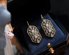 Taille: Longueur: 4.10cm Largeur: 1.70cm Poids: 11g/Paire Matière: Laiton, CZ Ces belles boucles d'oreilles sont inspirées du style art déco typique des années 1920 pavé de strass brillant. The earrings need normal take care, no water, no perfume, no sweat etc. Clean it and dry it with a soft tissue very time you wear it, you will have much longer pleasure to wear such a pair of beautiful earrings. 1920s Earrings, 1920s Great Gatsby, Great Gatsby, Style Art, Gatsby, Baguette, Jewelry Earrings Dangle, Vintage Style, Dangle Drop Earrings