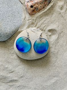 You will be attracted by this transparent gradient of blue, which echoes the ocean. each creation is unique which gives this impression of movement. The resin gives it all its lightness. Nickel-free Blue Circular Earrings, Blue Nickel-free Round Earrings, Nickel-free Blue Earrings, Ocean-inspired Blue Earrings With Ear Wire, Ocean-inspired Blue Earrings For Gifts, Blue Resin Earrings For Beach, Blue Resin Earrings For The Beach, Handmade Blue Resin Earrings, Ocean-inspired Blue Resin Jewelry