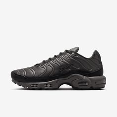 Let your attitude have the edge in this all-black take on the Air Max Plus. Complete with unbelievable cushioning and nature-inspired design details, it lets you celebrate your defiant style in comfort. This premium version mixes synthetic leather with glossy accents for an elevated look. Mens Shoes Black, Whale Tail, Nike Air Max Plus, Air Max Plus, Nature Inspired Design, Black Tea, Synthetic Leather, Mens Shoes Sneakers, Nature Inspired