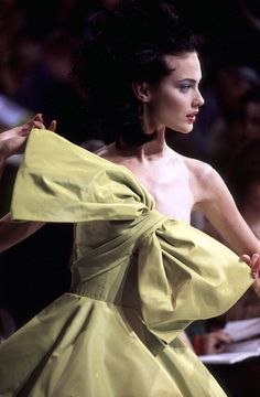 #Givenchy #Spring1996Couture #Fashionshow #Supermodels90s Roll Dress, Givenchy Couture, Runway Fashion Couture, 90's Fashion, Big Bow