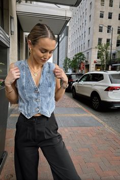 Denim Waistcoat Outfit Woman, Gilet Outfit Women, Vest Outfits Aesthetic, Jean Vest Outfits, Gilet Outfit