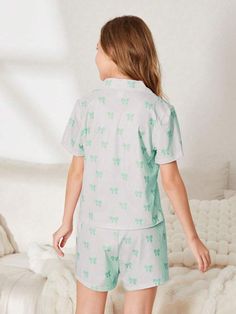 Conjunto casual de dos piezas para niña preadolescente con cárdigan de mangas cortas con patrón de lazo de color rosa claro y pantalones cortos para usar en casa | SHEIN USA Cute Short Tops For Sleepover, Cute Green Short Sleeve Sleepwear, Cute Short Sets For Sleepover, Cute Short Sets For Pajama Party, Cute Green Pajama Party Set, Bow Pattern, Short Cardigan, Short Sleeve Cardigan, Color Rosa