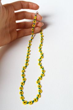 Beaded Sunflower Necklace. Seed Bead Flower Necklace Yellow Flower-shaped Beaded Necklaces With Colorful Beads, Yellow Flower Necklace With Colorful Beads, Seed Bead Flower Necklace, Beaded Bracelet Ideas, Bead Flower Necklace, Beaded Sunflower, Seed Bead Flower, Seed Bead Bracelets Diy, Diy Beaded Rings