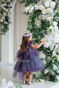 Welcome to the world of enchanting elegance and sophistication with our marvelous children's tulle dress! This refined work of art captures attention with its unique design and large bows, making it a perfect choice for any special occasion. The front bow impresses with its grand beauty and sophistication, adding a special charm to the dress. It creates a sense of lightness and grace, complementing the look of your little princess perfectly. The back of the dress is adorned with a bow, adding a delicate touch of elegance. This intricately embroidered accessory adds refinement and style to every step, allowing your child to feel like a true star of the event. Another enchanting feature is the bows on the shoulders, creating a light and effortless atmosphere, adding a special allure to the d Lavender Party Dress, Lavender Party, Baby Birthday Photoshoot, Toddler Tutu, Dark Lavender, Dress Princess, Fancy Hairstyles, Pageant Dress