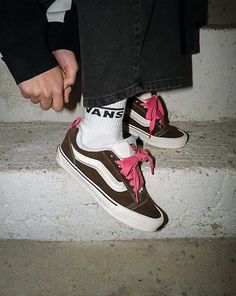 A Puffy 90s Style Inspired by the Past, But Built for Today The Knu Skool is a modern interpretation of a classic 90s style, defined by its puffed up tongue and 3D-molded Sidestripe, and tied off with oversized, chunky laces. With its in-your-face profile, color pop accents, and dramatic style details, the Knu Skool plays off of the original Old Skool while blending an icon of the past with today’s trends. Reissued 90s low-top shoe Sturdy suede uppers Puffy tongue and ankle collar Puffy 3D molded Sidestripe™ Heel pulls for ease of entry Signature rubber waffle outsoles Vans Outfit Men, Cool Vans Shoes, Estilo Vans, Vans Aesthetic, Brown Vans, Pretty Sneakers, Vans Outfit, Dr Shoes, Pink Vans