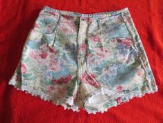 Vtg 80s Squeeze FLORAL Rose Denim SHORTS Ladies Sz 13/14 Retro Chic Groovy Vintage High-waisted Jean Shorts For Spring, Vintage Shorts For Spring, Vintage Jean Shorts For Spring, Vintage Style Jean Shorts For Spring, Vintage Spring Shorts, Fitted Vintage Jean Shorts For Summer, Vintage Pink Cotton Shorts, Roses Print, Floral Denim