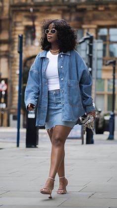 Denim on Denim Denim Aesthetic, Denim Skirt Outfits, Denim Outfits, Effortlessly Chic Outfits, Uptown Girl, Fashion Guide, Classy Casual Outfits, Skirt Style, Brunch Outfit