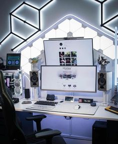 Setup dekstop inspiration Clean Gaming Setup White, Minimalistic Pc Setup, All White Pc Setup, Space Station Decorations, White Gamer Setup, Home Video Studio Setup, Clean Pc Setup, Pc Setup White, Desk Setup White