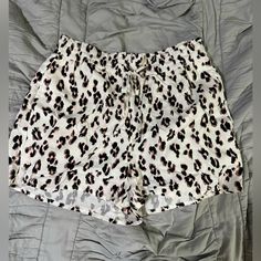 Never Worn New With Tags Great Condition Super Cute White Printed Short Bottoms, Summer White Printed Bottoms, White Printed Summer Bottoms, White Printed Shorts, White Printed Summer Shorts, Printed White Shorts For Day Out, White Printed Beach Shorts, White Printed Shorts For Beach, White Printed Shorts For The Beach