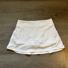 Lululemon Tennis Skort In White, Pleated Style, With Pockets On Each Side Size 6, Never Worn Sage Christmas, Anna Claire, Lulu Outfits, Lulu Skirt, Christmas Lists, White Tennis Skirt, White Skort, Shorts Lululemon, Tennis Skort