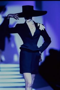 Mugler 90s, Mrs Bella, 90s Runway Fashion, 1990s Fashion, Claudia Schiffer, Thierry Mugler, Naomi Campbell, Mode Vintage, Looks Style