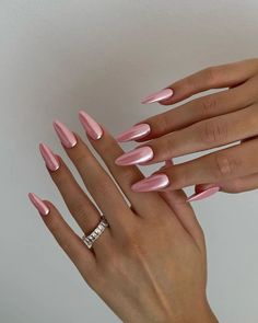 45 Cute New Years Nails Ideas + Nail Art Designs to Ring in 2024 Pink Chrome Nails, Unghie Nail Art, Pearl Nails, Metallic Nails, New Year's Nails