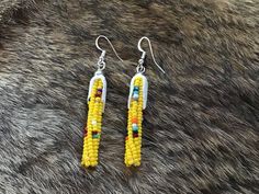 "Authentic Beautiful Native America Navajo Hand Beaded \"Healing Corn\" Earrings with Leather Husks. Hand Beaded by Navajo Artist ❤️ In common with many other Southwestern indigenous groups, corn is seen as the primary food for the Navajo (also known as the Diné). It is considered the mother, enabler, transformer and healer. Corn pollen is a crucial element in Navajo healing rituals, and is often carried by elder generations in a pouch worn around the neck for ceremonial use. To bless oneself or Easy Earrings, Corn Earrings, Native Beadwork, Beaded Jewlery, Bear Pendant, Beaded Earrings Patterns, Beadwork Patterns, Native American Fashion, Earring Patterns