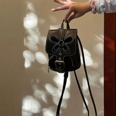 Material principal: PU

 Material del revestimiento: POLIÉSTER Women Backpack Fashion, Mini Mochila, Fancy Bags, Cute Backpacks, Saddle Leather, Black Butterfly, Student Backpacks, Student Fashion, Small Backpack