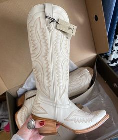 GYPSY PEARL TX ™ on Instagram: "can’t get enough of these boots y’all 🤍🔥 these are the cutest for spring and summer #ariatboots #westernwedding #westernbride #whitecowgirlboots #bootbabe #ariatboots #western #cowboy #cowgirl #fashion #horse #rodeo #country #westernfashion #horses #westernstyle #westernwear" Ariat Pearl Boots, Womens Weatern Boots, Blingy Cowgirl Boots, White Jeans Country Outfit, Ariat Wedding Boots, Jean Shorts With White Cowboy Boots, Pointed Cowgirl Boots, Brown And White Cowgirl Boots, Country Western Wedding Boots