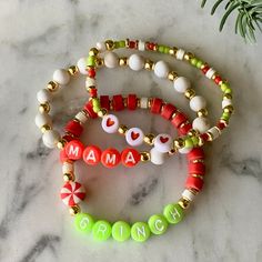 Preppy Christmas Bracelet Ideas, Christmas Bracelet Ideas, Christmas Jewelry Diy, Letter Bead Bracelets, Holiday Bracelets, Bracelet Stacks, Bracelet Inspo, Bead Charms Diy