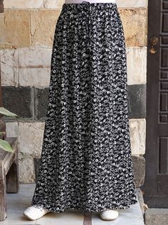 Full length Side zipper opening with button 4 pleats on both front and back Item Code: wT2134 Model is 168cm (5 feet 6 inches) and wearing size M. Pretty Flats, Simple Skirt, Black Midi Skirt, Summer Fabrics, Light Summer, Feel It, Body Size, Side Zipper, Fabric Weights