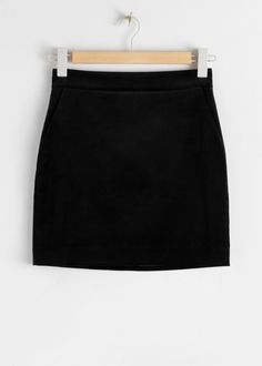 Black Mini Pencil Skirt, Short Black Pencil Skirt, Pencil Skirt Tutorial, Women Work Outfits, Pencil Skirt Fashion, Satin Pencil Skirt, Short Pencil Skirt, Pencil Skirt Work, Pencil Skirt Casual