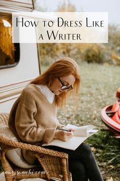 So you wanna be a writer but you're not sure how to dress for the job you want? Check out these writer aesthetics so you know how to dress like a writer. #writing #novelwriting #thewritelife #amwriting Writer Academia, Outlining A Novel, Camp Nanowrimo, Writing Retreat, Author Branding, Goal Getter, Writers Write, Book Writer, Freelance Writer