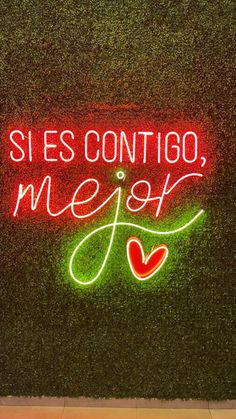 a neon sign that reads, sies contigo mejo