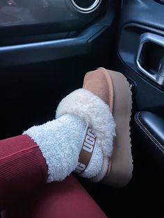 Hot Pink Uggs Outfit Ideas, Fluff Yeah Slide Outfit Ideas, Uggs With Socks, Ugg Fluff Yeah Slides Outfit Ideas, Ugg Funkette Outfits, Cute Ugg Boots, Cute Uggs, Slides Outfit, Crocs Fashion