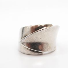 925 Sterling Silver Vintage Modernist Bypass Ring Size 7 3/4 Weight: 12.9g WELCOME TO PAWN SHOP We are an actual pawn shop and have been in business for over 25 years. Since 1990, our establishment has been serving a variety of clients by providing them with short term cash solutions and options of liquidity regarding their treasured heirlooms. Acknowledging that today′s customers are very sophisticated and are looking for a variety of investments, our acquisitions are hand-picked for our specia Bypass Ring, Vintage Texture, Pawn Shop, Ring Size 7, Hand Picked, 25 Years, Link Bracelets, Cuff Bracelets, Vintage Jewelry