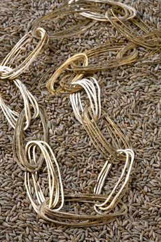 incatene by Claudia Parrilli. I have heard this kind of link called "scribble chain". Chain Jewellery, Jewelry Chains, Chainmaille Bracelet, Mixed Metal Jewelry, Neck Jewellery, Chain Links