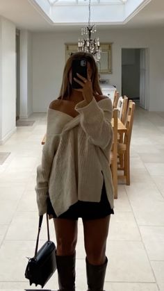 Pose Idea Aesthetic, Aesthetic Skirt Outfit, Fall It Girl, Caramel Aesthetic, Minimalist Aesthetic Outfit, Blonde Girl Aesthetic, Fall Aesthetic Cozy, Fall Outfit Aesthetic, Outfit Blonde