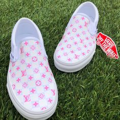 Custom Glow-In-The-Dark Logo Checkerboard Vans In White! Pics Taken In Different Lightings To Show Glow Logo Glows In The Dark After Sun/Uv Light Exposure Logo Is In Pink But If You’re Interested In A Diff. Color I Also Have Neon Green, Yellow, Orange, & Blue Available, Just Add And Comment In Bundle To Lmk :) Pink Nikes Outfit, Fye Shoes, Vans For Women, Glow Logo, Vans Shoes Women, Checkerboard Vans, Dark Logo, Nike Shoes Blue, Nike Shoes Women Fashion