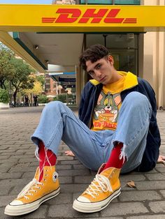 Chuck 70 Outfit, 80s Fashion Men, Yellow Converse, 70 Outfits, 90s Fashion Men, Outfits 70s, Jeans And Converse, Yellow Sneakers, Look Retro