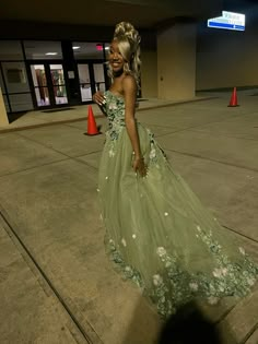 Princess And The Frog Formal Dress, Green And Gold Dress Prom, Princess And Frog Prom, Tiana Inspired Dress Prom, Tiana Green Prom Dress, Tiana Dress Prom, Princess And The Frog Hoco Dress, Gold And Green Prom Dress, Princess And The Frog Prom Dress