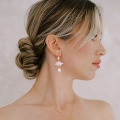 Bride wearing flower and pearl earrings by Joanna Bisley Designs. Bridal Jewelry Floral, Unique Bridal Earrings, Modern Bridal Earrings, Bridal Updos, Trends 2025, Pearl Wedding Earrings, Pearl Drop Earrings Bridal, Earrings Luxury, Headpiece Jewelry