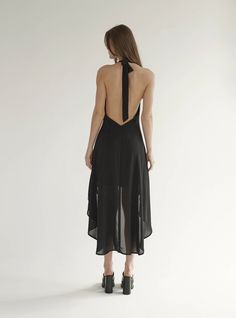 This beautifully flowy, low V-neck dress is a must for every summer vacation. open back adjustable by tying at the back of the neck97%pl 3%eaModel is 173cm and wearing a size XS. Chic V-neck Dress With Lace-up Back, Evening V-neck Maxi Dress With Smocked Back, Beach V-neck Dress With Lace-up Back, Vacation Halter Neck Dress With Lace-up Back, Backless Midi Dress With Ruched Back For Night Out, Chic Backless Summer Midi Dress, Chic Summer Backless Midi Dress, Ruched Low Back Dress For Night Out, Elegant Maxi Dress For Date Night With Smocked Back