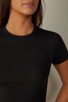 Short sleeve top with round neckline in stretch Superior cotton. A simple and cozy top, ideal to wear on any occasion, either as an undergarment or on its own for a casual look. Seamless Crew Neck T-shirt For Loungewear, Sleek Fitted Tops For Everyday, Sleek Stretch Tops For Loungewear, Sleek Stretch Tops For Everyday, Seamless Crew Neck T-shirt With Comfort Fit, Basic Crew Neck Elastane Top, Sleek Solid Color Tops For Everyday Wear, Sleek Solid Color Tops For Everyday, Sleek Solid Color Everyday Tops