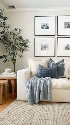 Interior Design Inspo Coastal Living Room With Black Accents, Coastal Living Room Dark Couch, Modern Coastal Apartment Decor, Hamptons Home Aesthetic, Costal Modern House, Coastal Living Rooms Apartment, Modern Beachy Living Room, Modern Coastal Home Interiors, Living Room White Couch Decorating Ideas